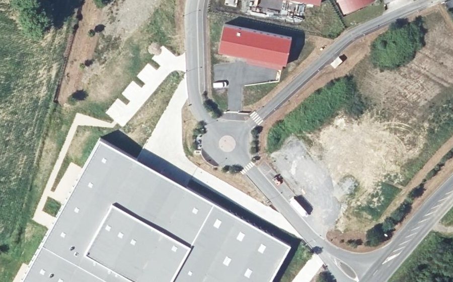 Vue aérienne du Rond-point anonyme n°678370911