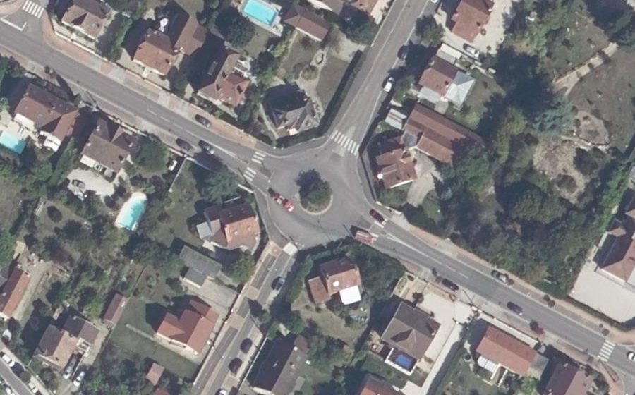 Vue aérienne du Rond-point anonyme n°67880524
