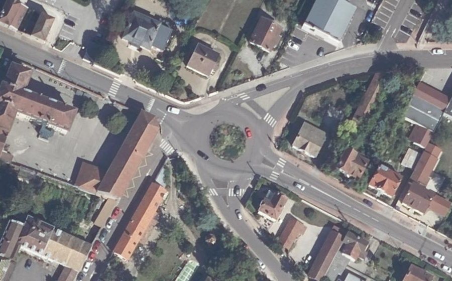 Vue aérienne du Rond-point anonyme n°67880528