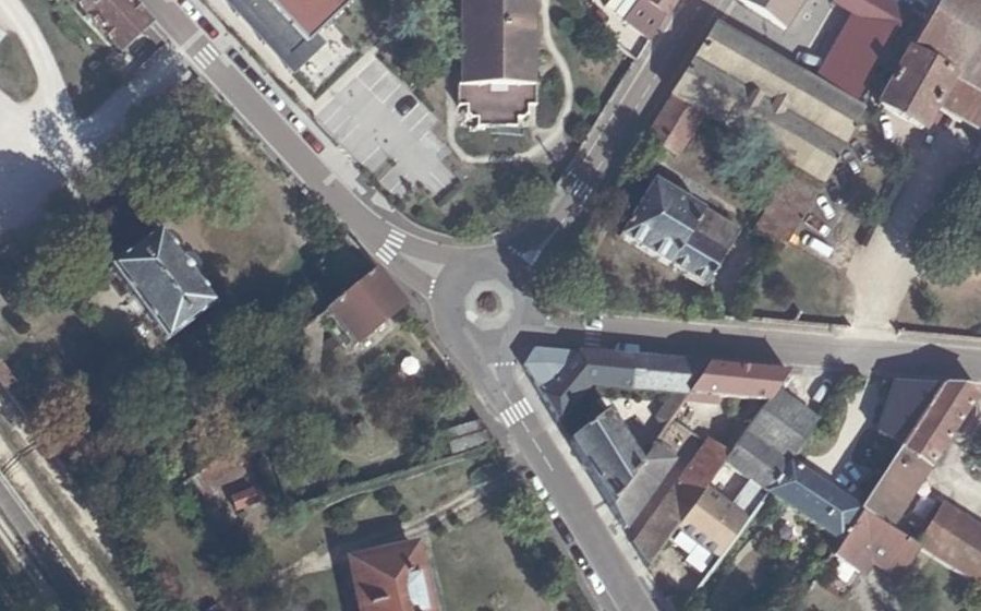 Vue aérienne du Rond-point anonyme n°67882921