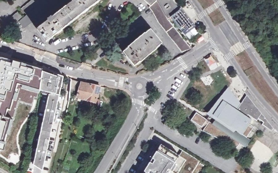 Vue aérienne du Rond-point anonyme n°678861950