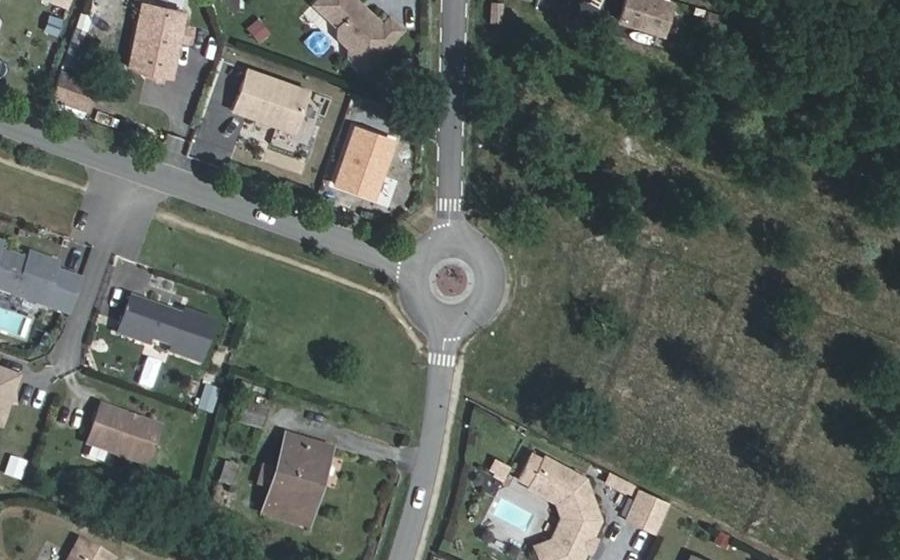 Vue aérienne du Rond-point anonyme n°678895950