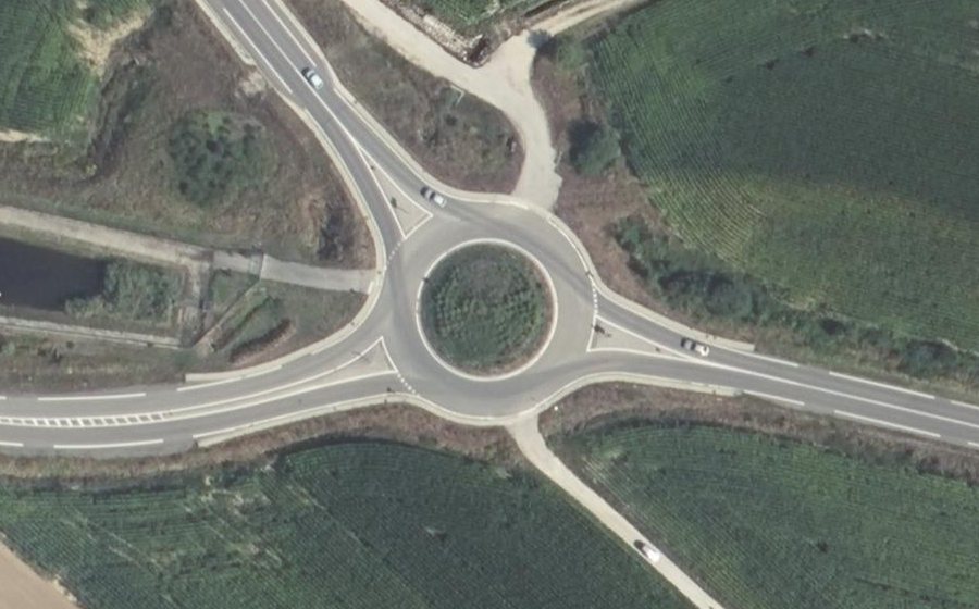Vue aérienne du Rond-point anonyme n°678934372