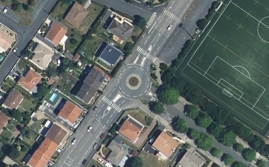 Vue aérienne du Rond-point anonyme n°67904599