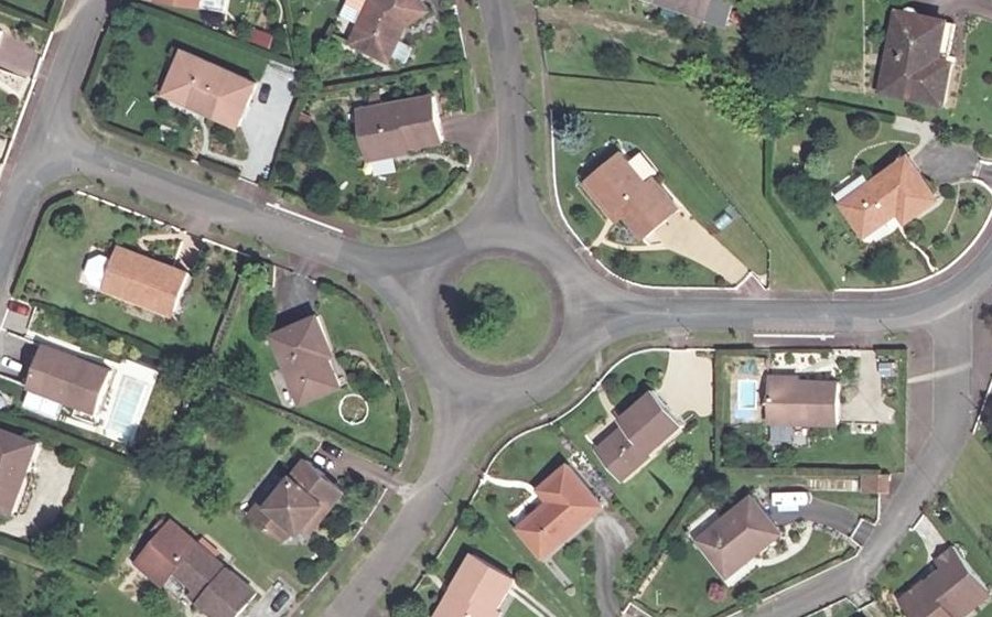 Vue aérienne du Rond-point anonyme n°67907428