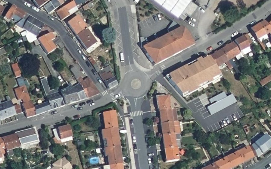 Vue aérienne du Rond-point anonyme n°67924602