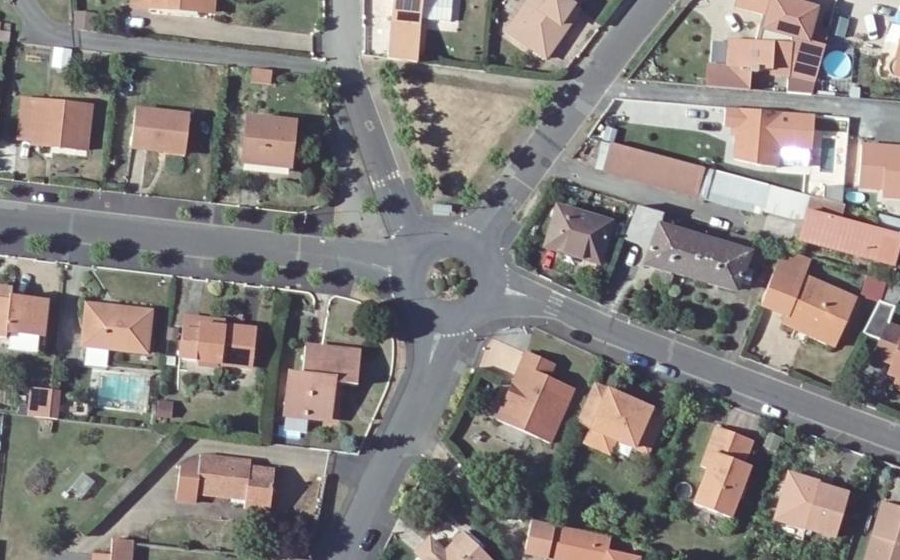 Vue aérienne du Rond-point anonyme n°67928765