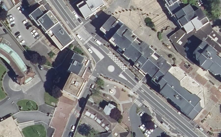Vue aérienne du Rond-point anonyme n°679363525