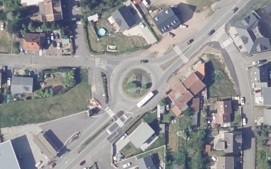 Vue aérienne du Rond-point anonyme n°67978668