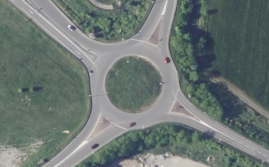 Vue aérienne du Rond-point anonyme n°67979299