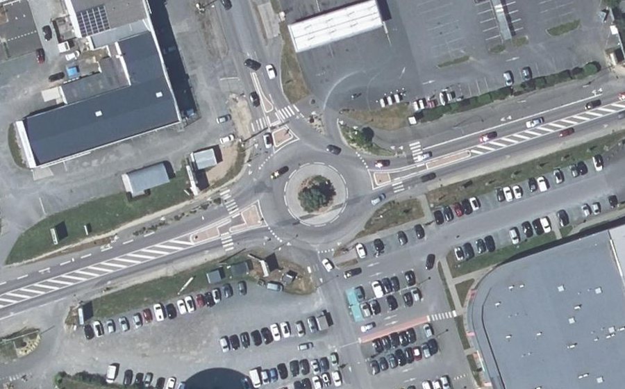 Vue aérienne du Rond-point anonyme n°679802346