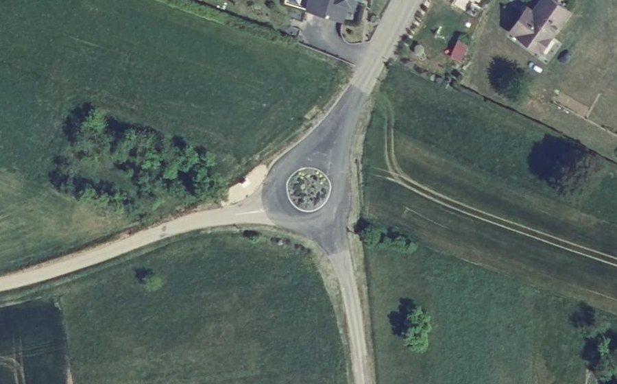 Vue aérienne du Rond-point anonyme n°679822748