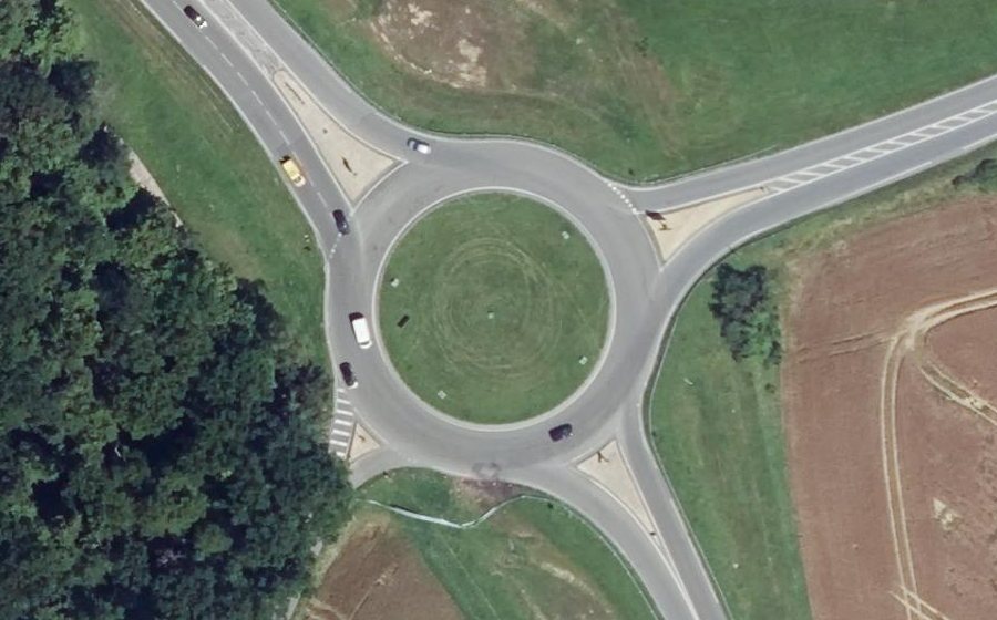 Vue aérienne du Rond-point anonyme n°679826903