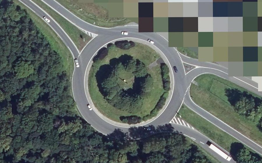 Vue aérienne du Rond-point anonyme n°679826920