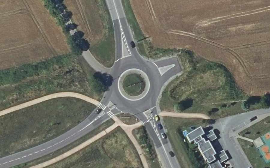 Vue aérienne du Rond-point anonyme n°679890143