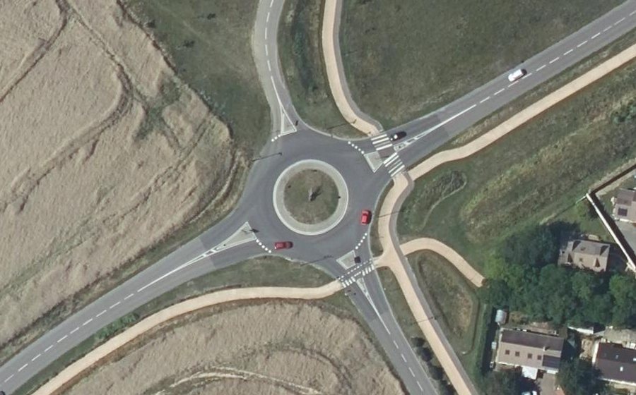 Vue aérienne du Rond-point anonyme n°679890144