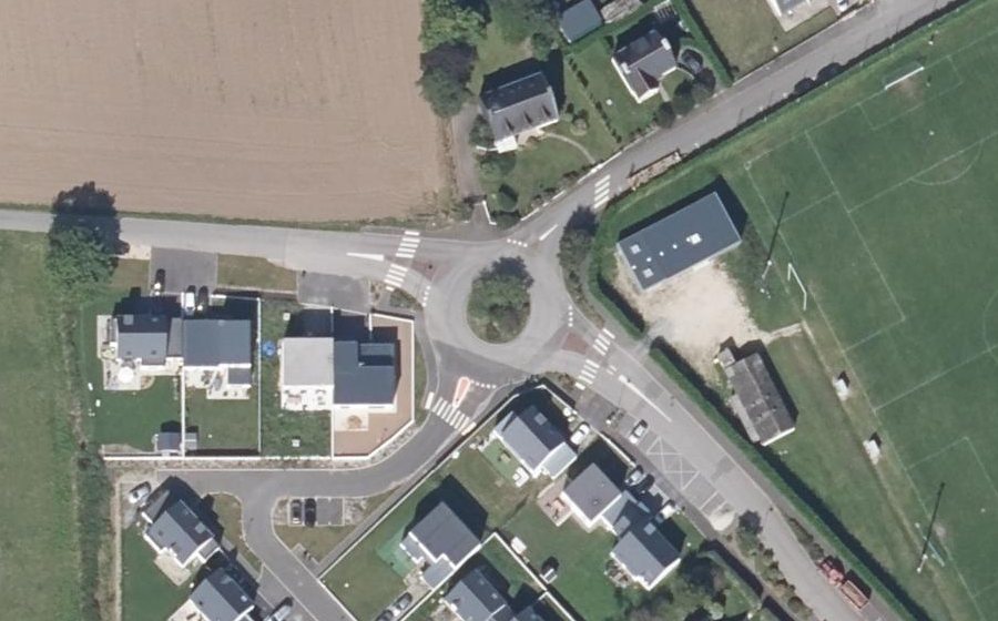 Vue aérienne du Rond-point anonyme n°680209778