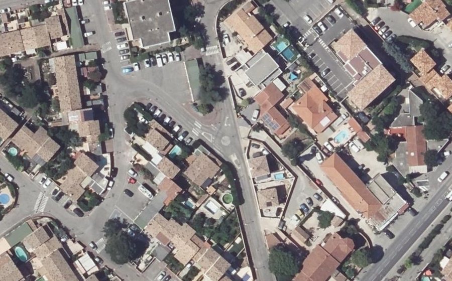 Vue aérienne du Rond-point anonyme n°680335097