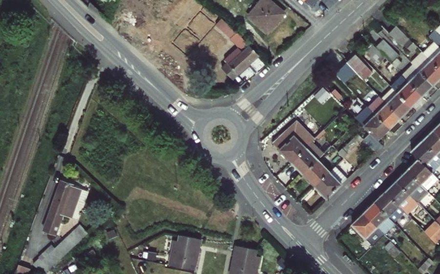 Vue aérienne du Rond-point anonyme n°680416958