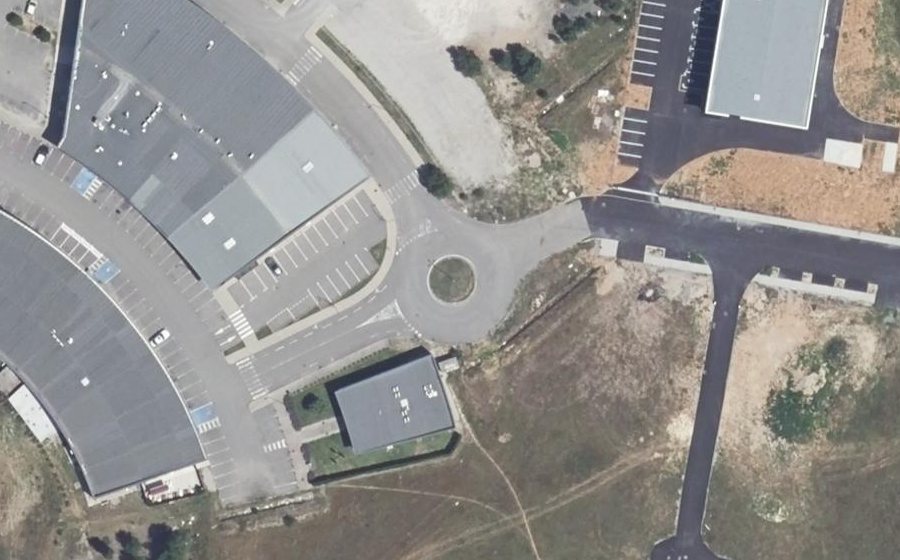 Vue aérienne du Rond-point anonyme n°680579074