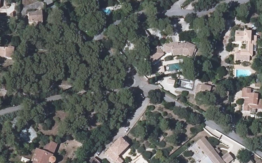 Vue aérienne du Rond-point anonyme n°680598555