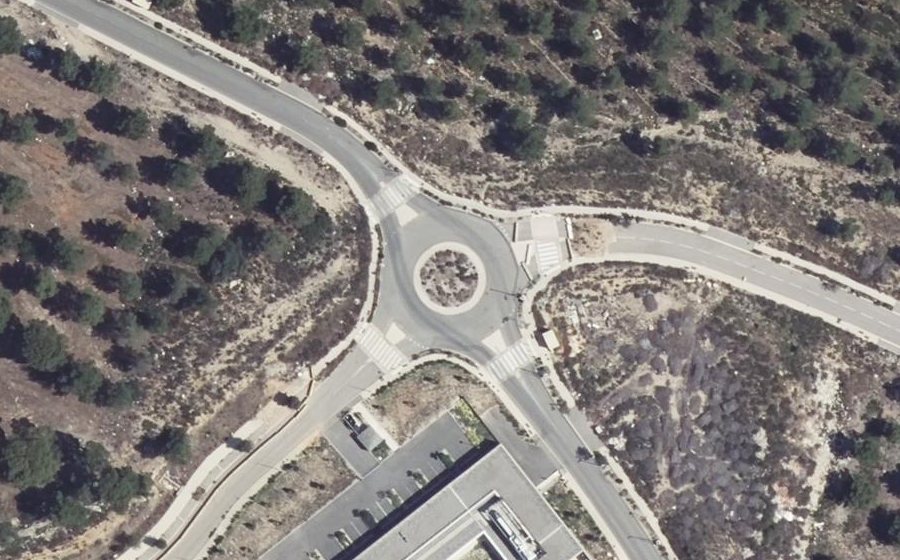 Vue aérienne du Rond-point anonyme n°680700572