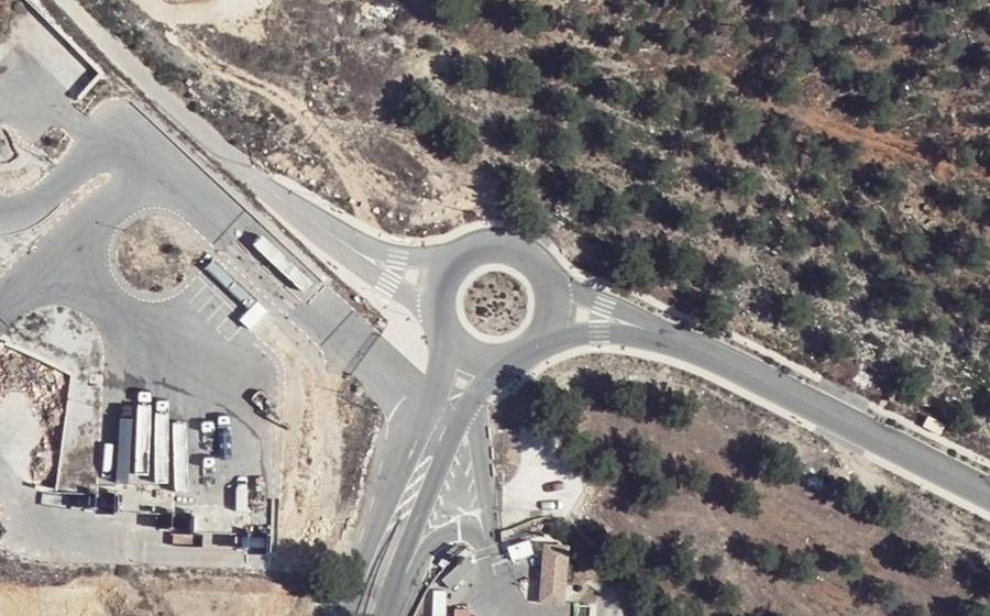 Vue aérienne du Rond-point anonyme n°680700574
