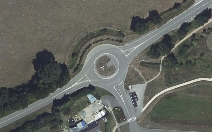 Vue aérienne du Rond-point anonyme n°680776020