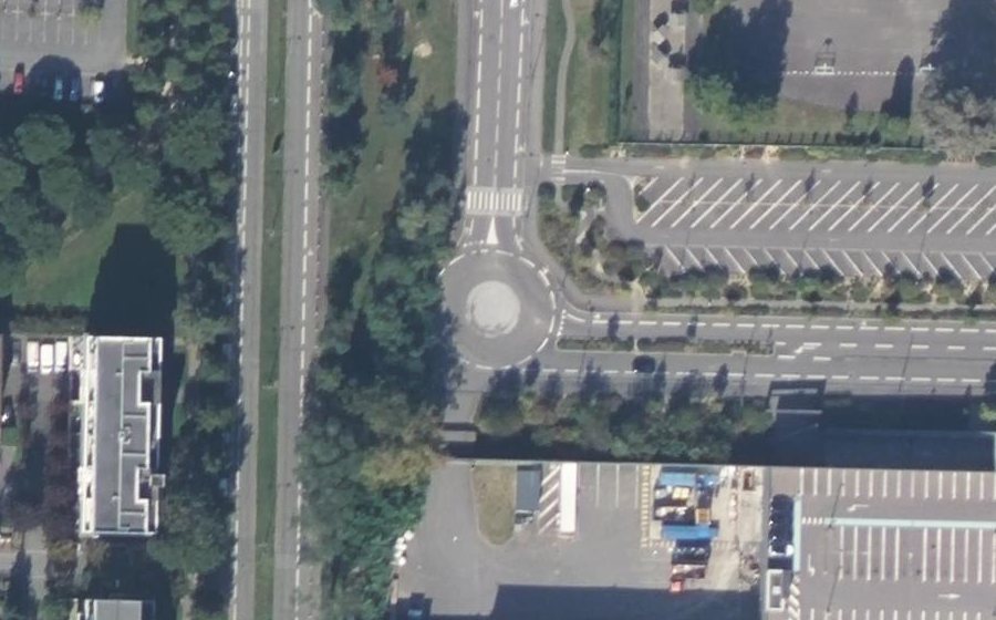 Vue aérienne du Rond-point anonyme n°681081301