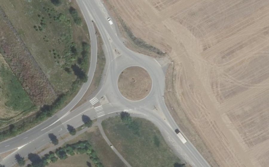 Vue aérienne du Rond-point anonyme n°681082787