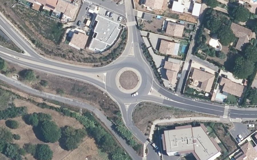 Vue aérienne du Rond-point anonyme n°681387369