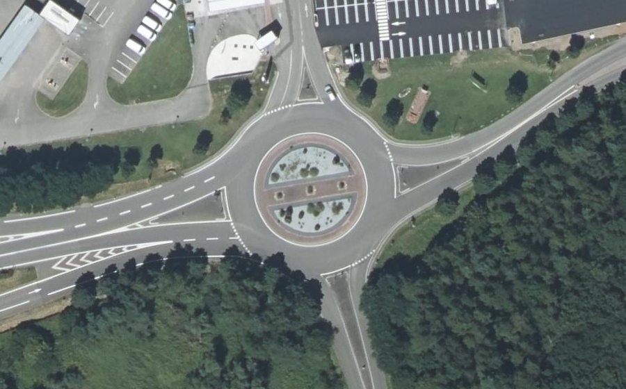 Vue aérienne du Rond-point anonyme n°681436050