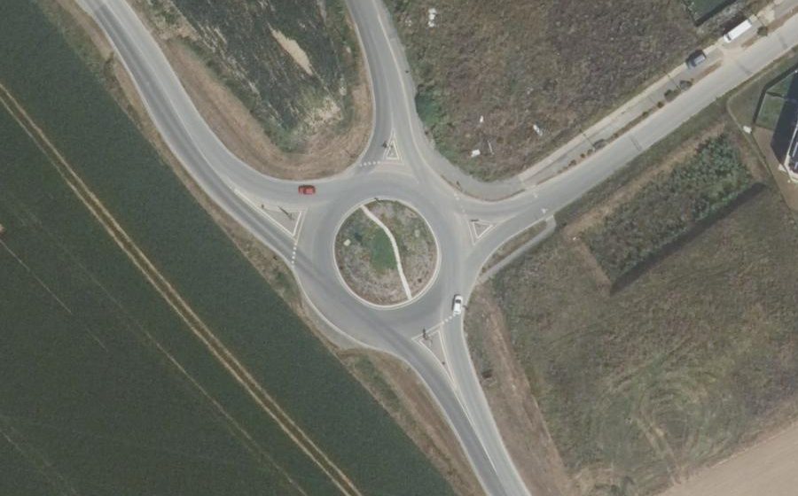 Vue aérienne du Rond-point anonyme n°681495604