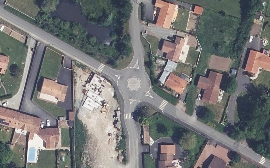 Vue aérienne du Rond-point anonyme n°681586036