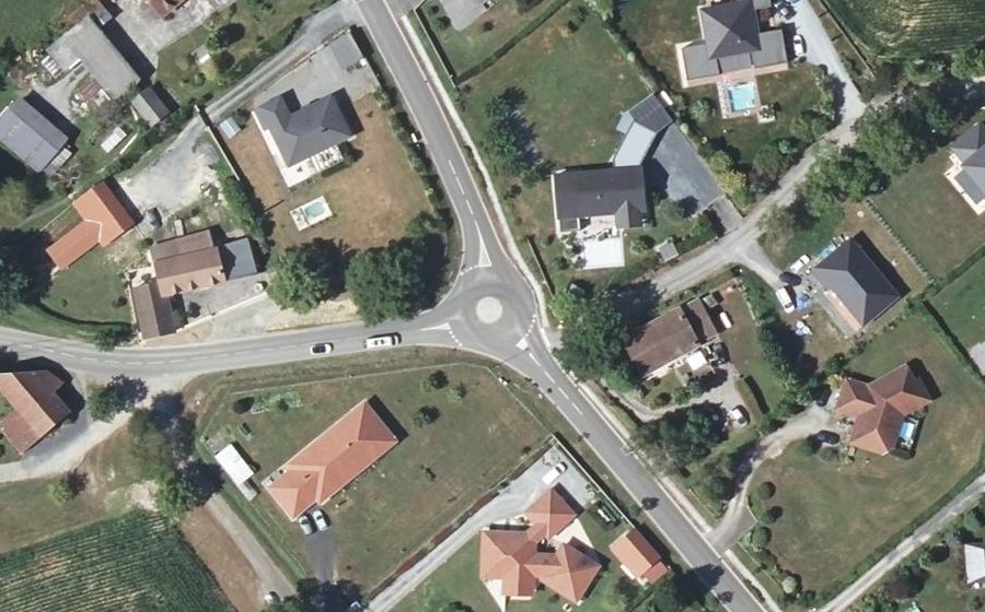 Vue aérienne du Rond-point anonyme n°681663700