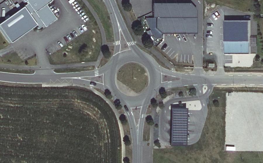 Vue aérienne du Rond-point anonyme n°681736605
