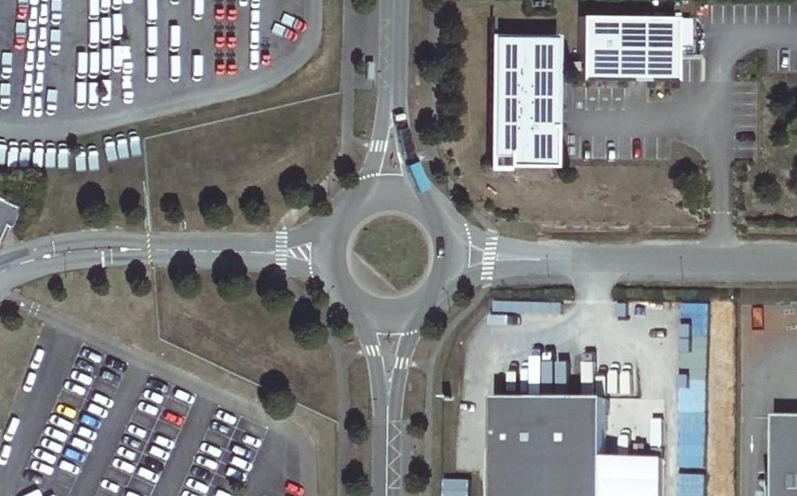 Vue aérienne du Rond-point anonyme n°681736614