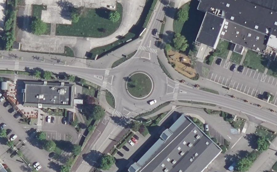 Vue aérienne du Rond-point anonyme n°68180934