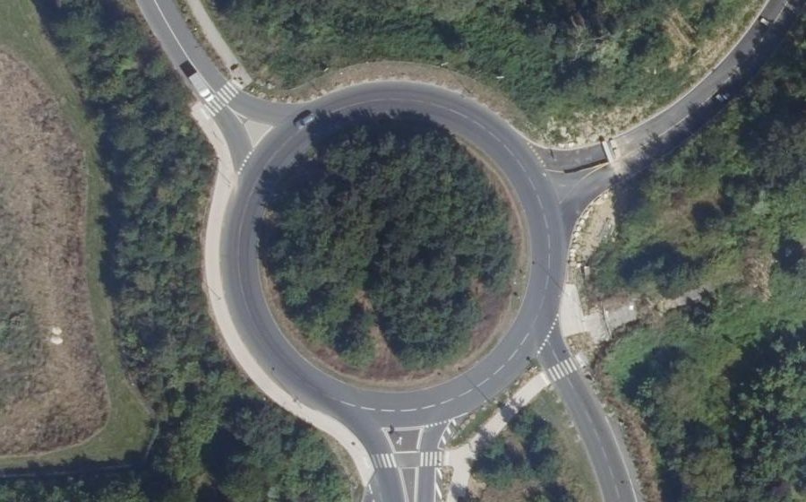 Vue aérienne du Rond-point anonyme n°682095451