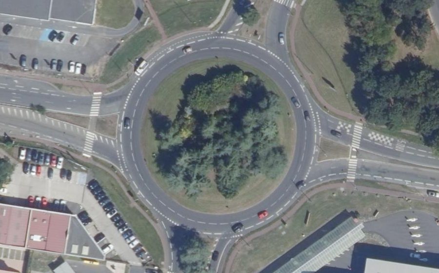 Vue aérienne du Rond-point anonyme n°682095459