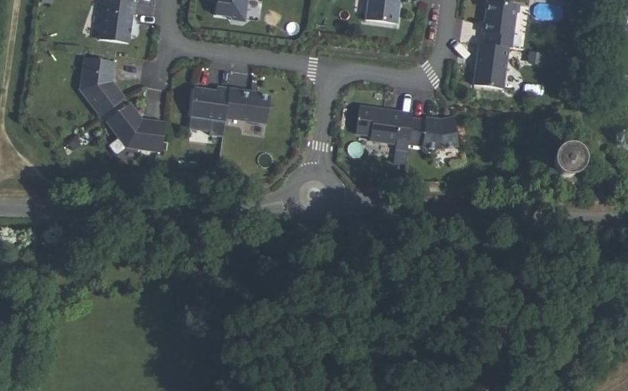 Vue aérienne du Rond-point anonyme n°682103394