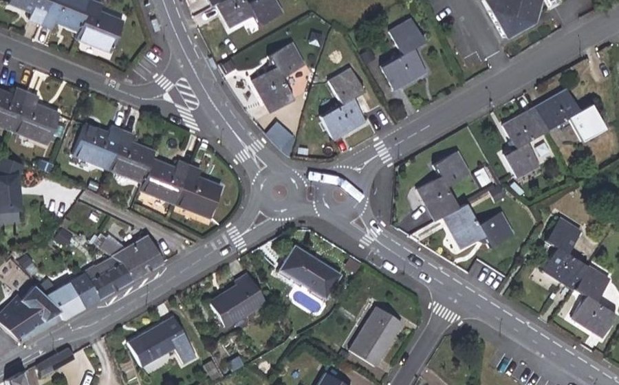 Vue aérienne du Rond-point anonyme n°682112703