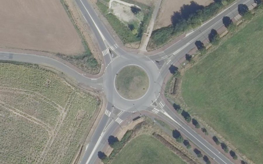 Vue aérienne du Rond-point anonyme n°682112976