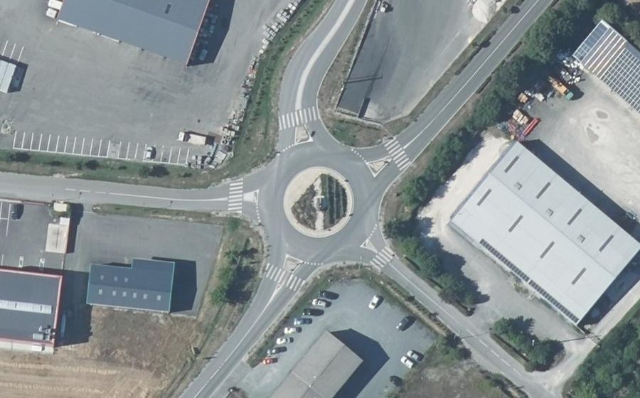 Vue aérienne du Rond-point anonyme n°682198262