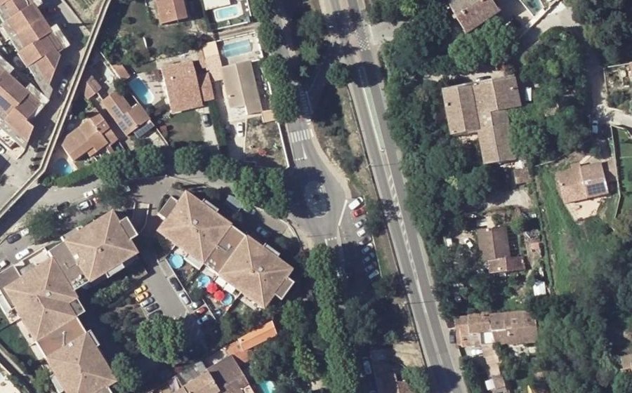 Vue aérienne du Rond-point anonyme n°682204446