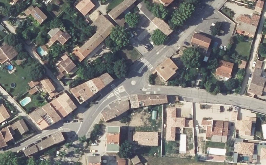 Vue aérienne du Rond-point anonyme n°682212788