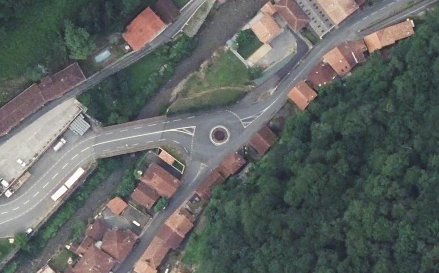 Vue aérienne du Rond-point anonyme n°682250399
