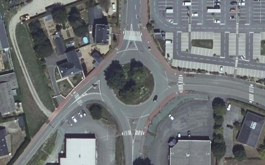 Vue aérienne du Rond-point anonyme n°682263889