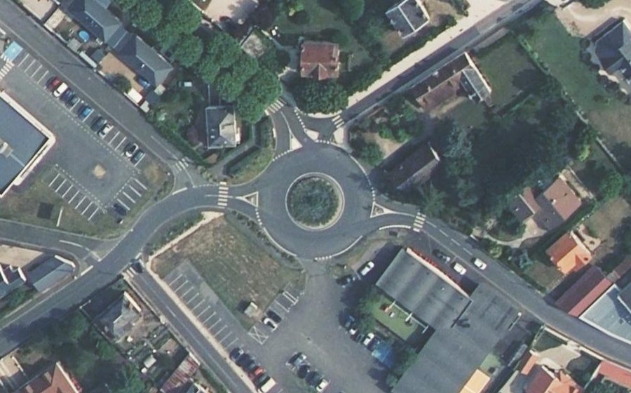 Vue aérienne du Rond-point anonyme n°68232170