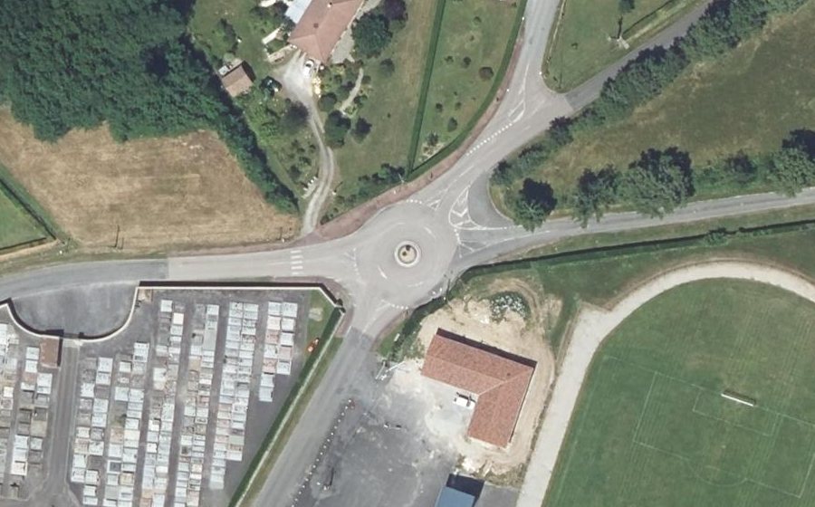 Vue aérienne du Rond-point anonyme n°68235632